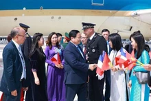 越南驻法国大使丁全胜及大使馆馆员热烈欢迎范明正总理一行。（图片来源：越通社）