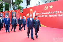 苏林总书记和党、国家领导人出席越南共产党第十四次全国代表大会新闻网开通仪式。