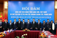 越南谅山省委副书记、省人民委员会主席阮景全与中国广西壮族自治区党委副书记、自治区人民政府主席韦韬会谈。（图片来源：越通社）