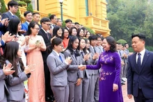 国家副主席武氏映春亲切慰问国际奥林匹克竞赛和国际科学技术竞赛中获奖的学生。