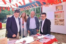 葡共总书记保罗·雷蒙多和葡共对外部主任佩德罗·格雷罗参观《人民报》社的展区。