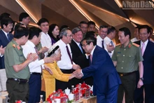 范明正总理与出席第九次“致力于祖国安全”竞赛大会的代表。