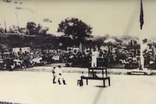 1945年8月20日下午，太原省广大群众在太原市镇体育场参加了一场大型集会。（图片来源：资料图/太原报）