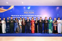 范明正总理同与会代表合影留念。