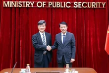 越南公安部长梁三光大将（右）与日本公共卫生安全协会副会长常田照男。