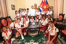 武氏胜小学的教师和学生前往越南驻古巴大使馆参观，了解越南文化和历史以及越古之间的特殊团结友好关系。（图片来源：越通社）