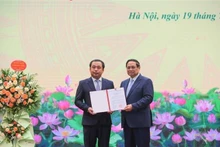 范明正总理向农业与环境部新任代理部长颁发任命书。