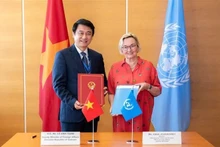 越南外交部副部长黎英俊与UNCITRAL秘书长安娜·茹班-布雷特共同签署了《2025-2031年越南外交部与联合国国际贸易法委员会合作谅解备忘录》。（图片来源：越通社）