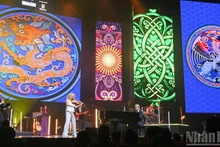 两位艺术家为观众带来了神秘园最受欢迎的23首经典作品。