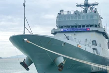 韩国海军“闲山岛”号训练舰于12月2日抵达岘港仙沙港。