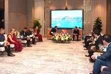 广宁省领导人礼节性拜会了不丹国王吉格梅·凯萨尔·纳姆耶尔·旺楚克一行。（图片来源：baoquangninh.vn）