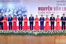越共中央总书记苏林出席展览开幕式并为展览剪彩。
