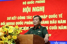 国防部副部长黄春战上将发表讲话。（图片来源：越通社）