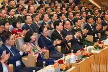 出席老挝国庆50周年纪念仪式的各位领导、代表。