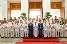 范明正总理与驰援南方战场公安力量联络委员会代表合影留念。