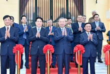 苏林总书记与国家主席梁强及党和国家领导同志共同为北部府大楼剪彩并正式接收工程。