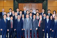 苏林总书记与出席第七次越南学国际研讨会代表合影。
