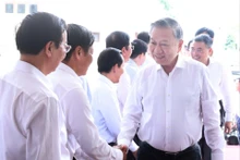 越共中央总书记苏林与芹苴市委常委会、朔庄省委常委会和后江省委常委会举行工作会谈。(图片来源:越通社)
