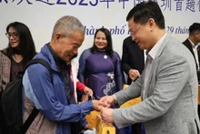 顺化市人民委员会领导向乘坐飞机抵达顺化的游客献花。