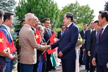 越南国会主席陈青敏会见旅瑞越南人社群代表。