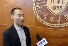 天津大学全球南方研究院多语种教学部党支部书记、副主任、英才副教授李俊凯接受越通社记者采访。（图片来源：越通社）