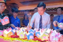 越共中央候补委员、广治省委书记阮龙海亲自放花灯,缅怀各位英雄烈士。