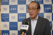 日本广岛市市长松井一实接受越通社驻日记者采访。（图片来源：越通社）