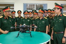 越共中央委员会委员、国防部副部长范怀南上将检查由Z113工厂研究生产的无人机产品。