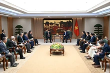 双方会见场面。
