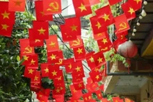 河内首都的小巷在九·二国庆节期间被祖国旗帜的红色装点得格外鲜艳。