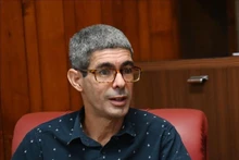 古巴新闻通讯社社长诺兰·罗森多·冈萨雷斯接受越通社记者的采访。（图片来源：越通社）