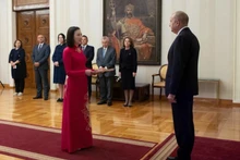 越南驻保加利亚特命全权大使阮氏明月与保加利亚总统鲁门·拉德夫。（图片来源：越通社）