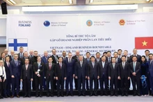 2025年10月21日,越共中央总书记苏林在赫尔辛基会见了部分芬兰大型企业代表。(图片来源:越通社)