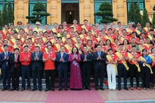 越南国家副主席武氏映春同与会代表合影。（图片来源：越通社）