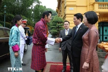 越南国家主席梁强与夫人在主席府欢迎不丹国王吉格梅·凯萨尔·纳姆耶尔·旺楚克与王后对越南进行国事访问。（图片来源：越通社）