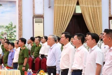 政府常务副总理阮和平出席富山四号监狱特赦决定公布仪式。