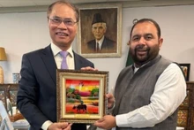 越南驻巴基斯坦大使范英俊向巴基斯坦国家遗产与文化部Aurangzeb Khan Khichi赠送纪念品。（图片来源：越南驻巴基斯坦大使馆）