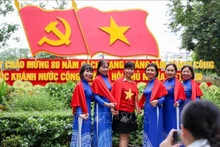 临近国庆，许多河内市民走上街头，与祖国红旗合影，以表达爱国之情和民族自豪感。（图片来源：越通社）