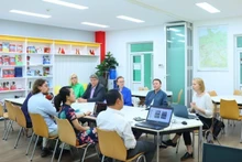 爱沙尼亚塔尔图大学工作代表团与越南顺化大学代表团会面，旨在促进教育合作。