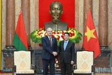 越南国家主席梁强（右）与白俄罗斯议会下院议长伊戈尔·谢尔盖延科。