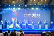 越共中央政治局委员、中央书记处书记、中央宣教与民运部部长阮重义与各位代表一同按钮开幕2025年越南全国报刊展。