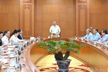 越共中央总书记苏林与政府党委常务委员会召开工作会议。