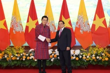 范明正总理（右）与吉格梅·凯萨尔·纳姆耶尔·旺楚克国王。