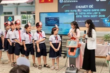 胡志明市第十二郡张定小学组织“在五年级学生英语教学中应用AI”专题研讨会。（春贵 摄）