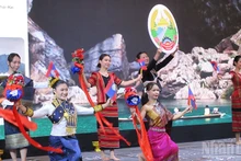 在老挝国庆50周年招待会上表演的文艺节目。