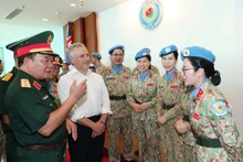 黄春战上将和休·杰弗里先生与参加联合国维和行动的越南女性军官会面。(图片来源:越通社)