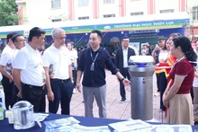 在2025年世界知识产权日之际,与会代表参观了水利大学的“科技与创新产品”展区。(图片来源:新河内报)