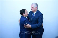 越南政府总理范明正（左）会见古巴国家主席米格尔·迪亚斯-卡内尔。