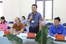 奠边省民族寄宿中学校长武忠环在会上发表讲话。（图片来源：越通社）