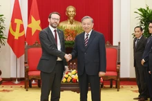 越共中央总书记苏林会见英国驻越南大使伊恩·弗鲁。